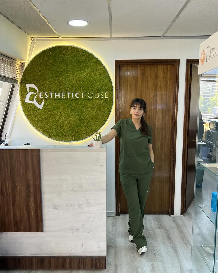 Sara Espinosa, esteticista y dueña de Esthetic House, en la recepción del centro
